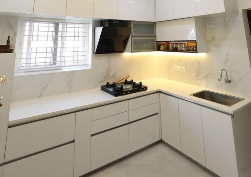 Modern modular kitchen Lucknow showcasing elegant design and craftsmanship